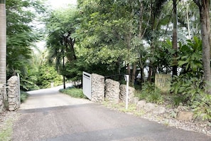  Villa Be- Entry Gate - Driveway