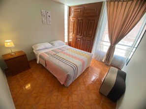 Dormitorio 2, amoblado y con ropero de madera fina.