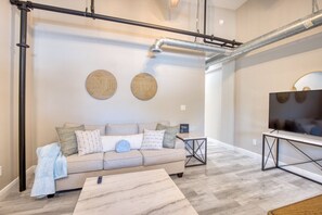 Spacious Living Room with Roku TV in downtown Biloxi, MS. Walking distance from Baseball Stadium and Casinos
