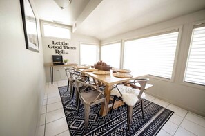 The light filled mountain modern dining room area seats up to 6 people. 