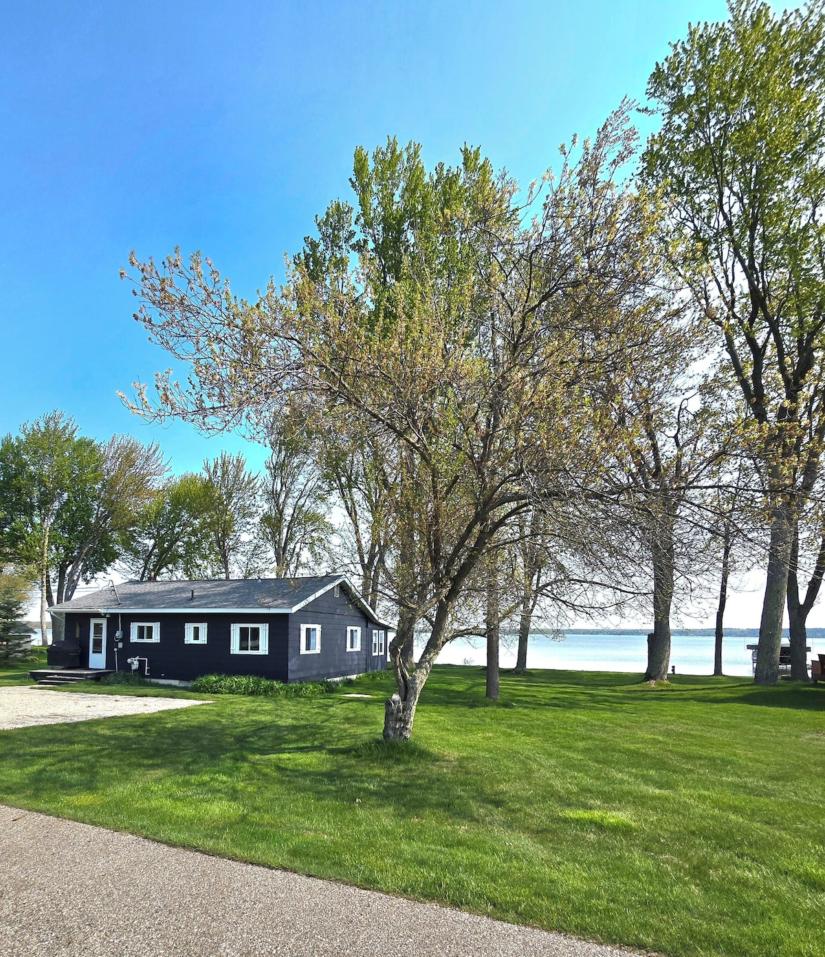 Kings Point Cottage on Burt Lake’s Poverty Bay