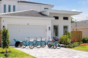 Bike to the beach (only 1.7 miles to 2 amazing beaches), or restaurants/shops.
