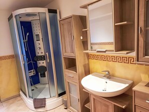 Mirror, Tap, Sink, Plumbing Fixture, Bathroom Sink, Bathroom, Interior Design, Wood, Plumbing, Building