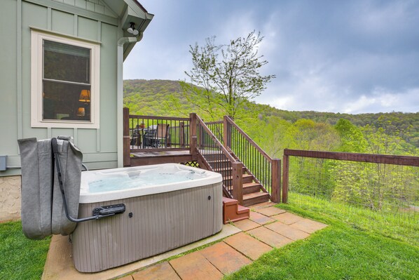 Boone Vacation Rental | 2BR | 2BA | 1,100 Sq Ft | Steps Required