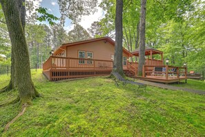 Deck | Private Yard | Outdoor Seating | Gas Grill