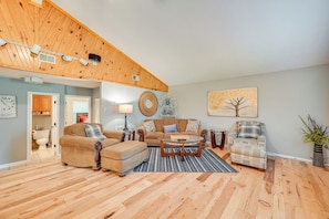 Living Room | Central Heating & A/C | Free WiFi | 1st Floor
