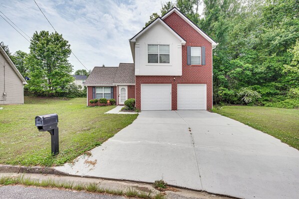Lithonia Vacation Rental | 3BR | 2.5BA | 1,728 Sq Ft | 1 Step to Enter