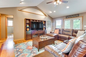 Living Room | 1st Floor | Free WiFi | Central A/C | Electric Heat | Smart TV