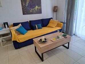 Living room with sofa bed. The router offers cable connection for pc and mac