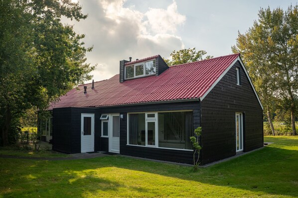 Stugans exteriör [sommar]