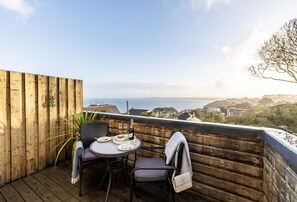 4 Fernhill, Carbis Bay: The private terrace is just the spot for your morning coffee or sunset tipple