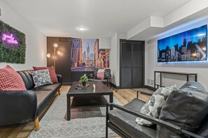 Step into our stylish living room, perfect for relaxation and entertainment! You will love the chic decor, cozy seating, and vibrant wall art. Whether you’re watching TV or catching up with friends, this space is designed for comfort and fun.