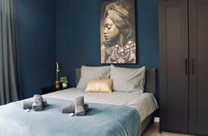 Cozy bed at Bed en Koffie, perfect for relaxing after a day at Efteling or Beekse Bergen
Gezellig bed bij Bed en Koffie, ideaal na een dagje Efteling of Beekse Bergen
Gemütliches Bett bei Bed en Koffie, perfekt nach einem Tag im Efteling oder Beekse Bergen.