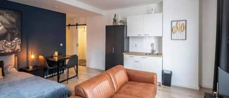 Spacious studio in Tilburg with a comfortable seating area, modern kitchenette, and stylish decor.