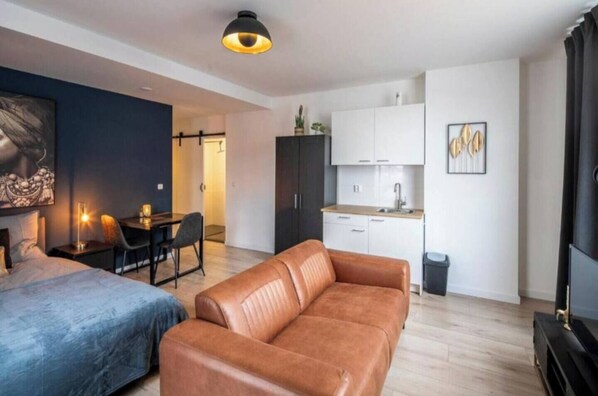 Spacious studio in Tilburg with a comfortable seating area, modern kitchenette, and stylish decor.