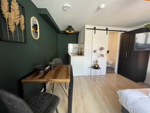 Bed en Koffie stay with free access to kitchen and washer – ideal for poppodium overnachten.
Bed en Koffie verblijf met gratis gebruik van keuken en wasmachine – ideaal voor poppodium overnachten.
Bed en Koffie Unterkunft mit freiem Zugang zur Küche und Waschmaschine – ideal zum Poppodium Übernachten.