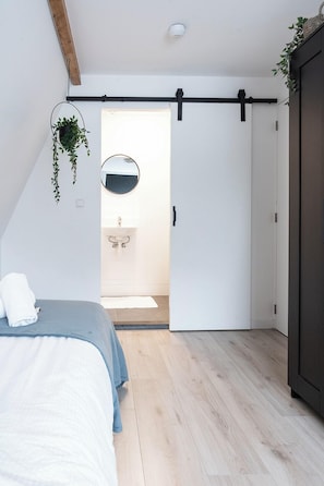Whether for work or fun, our appartement Tilburg is ready for Efteling overnachten or events.
Voor werk of plezier – ons appartement Tilburg is klaar voor Efteling overnachten of evenementen.
Ob Arbeit oder Spaß – unser Appartement Tilburg ist bereit für Efteling übernachten oder Events.