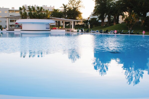 Swim-up bar