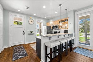 Breakfast Bar and Kitchen