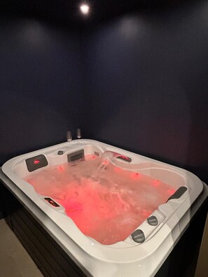 Indoor spa tub