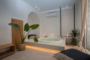 Relax in the hot tub of the premises - Calming and luxurious enviroment