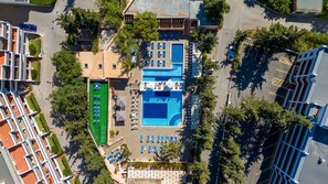 The outdoor swimming pool is in the Hotel Balaia Mar, a 2 minutes walk from the apartment
#pool #swimmingpool #outdoorpool #algarve #portugal