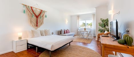 The studio is very bright and comfy. It's perfect for two people travelling together
#bed #studio #comfort #algarve #portugal