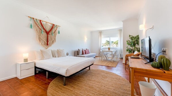 The studio is very bright and comfy. It's perfect for two people travelling together
#bed #studio #comfort #algarve #portugal