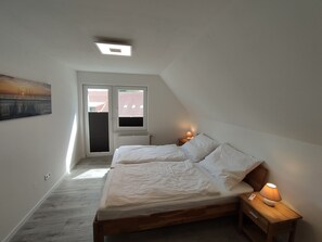 Schlafzimmer mit zwei Einzelbetten