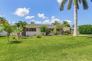 Clean Clean Clean!   This home was just fully remodeled and is not only clean & comfortable, it is the PERFECT location to the beaches & the island!