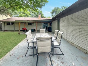 Outdoor patio with al fresco dining for 6