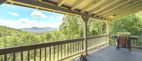 Warrensville Vacation Rental | 3BR | 2BR | 2,472 Sq Ft | 2 Steps Required
