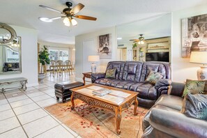 Living Room | Free WiFi | Central A/C & Heat | Electric Heat | Smart TV