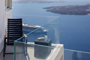 Superb Santorini Villa | Villa Toraido | 1 Bedroom Suite | Outdoor Hot Tub | Spectacular Caldera View | Firostefani