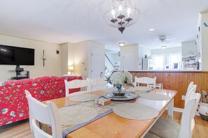 Dining Area | 2-Story Townhome