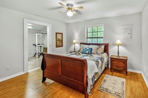 Primary bedroom with queen bed - comfortable bedding!