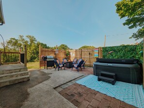 Private Outdoor Patio w/ Hot Tub, Propane Firepit & Grill