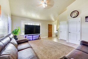 Living Room | Smart TV | Central Air Conditioning | 1st Floor