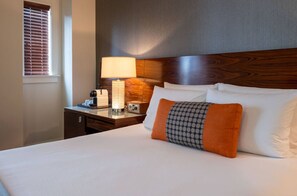 Spacious and inviting Queen room with contemporary furnishings and a refreshing color palette.