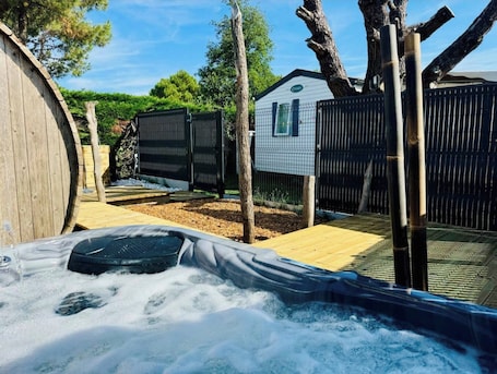 Bain à remous extérieur