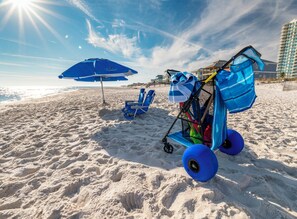 Beach access 3 min away! Cart, toys, towels, umbrellas & chairs included.