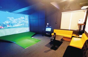PLAY ROOM (Simulation Golf) Enjoy cutting-edge simulation golf for free during your stay! In the adjacent "Playroom," you can immerse yourself in the world's latest virtual golf game, and experience so much that you will forget about time! It also has a large-screen theater function, offering a golf experience in a luxurious space.