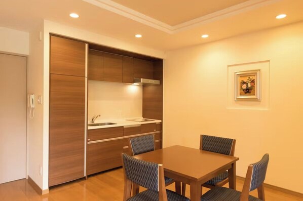 This is a spacious 57㎡ deluxe suite. An induction kitchen, refrigerator, microwave, and washing machine are standard equipment. Please make yourself comfortable and relax.