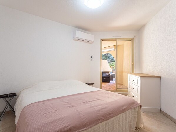 Furniture, Cabinetry, Comfort, Building, Bed, Wood, Shade, Wall, Real Estate