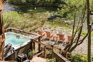 Outdoor spa tub