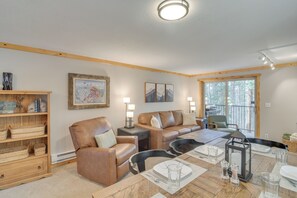 Living Area | Smart TV w/ Cable | Gas Fireplace