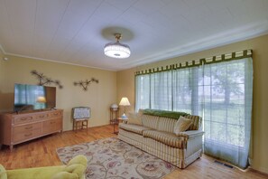 Living Room | Central Air Conditioning/Heat | Free WiFi