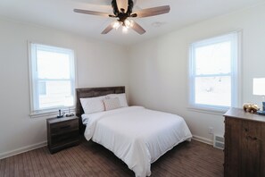 Bedroom with full size bed. Single futon available.