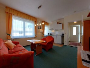 Wohnzimmer mit offener Küche