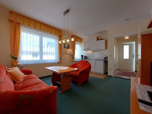 Wohnzimmer mit offener Küche